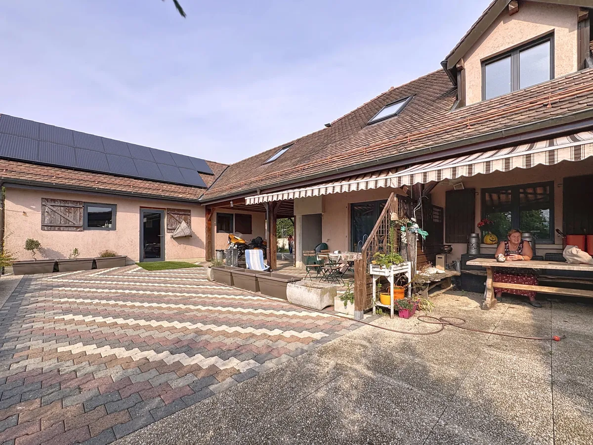 Innenhof mit Terrasse und Photovoltaik