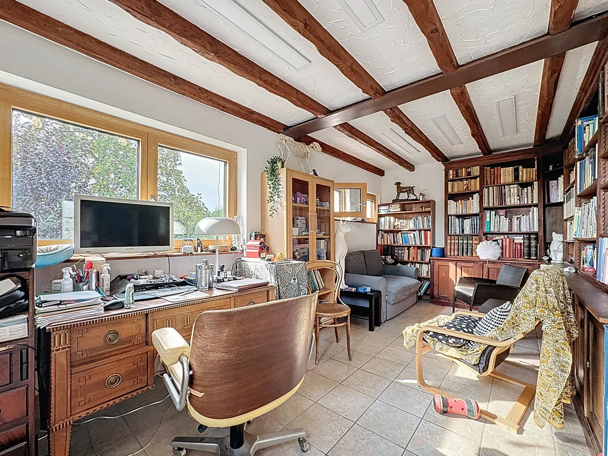 Arbeits- und Bibliotheksraum mit Holzdecke