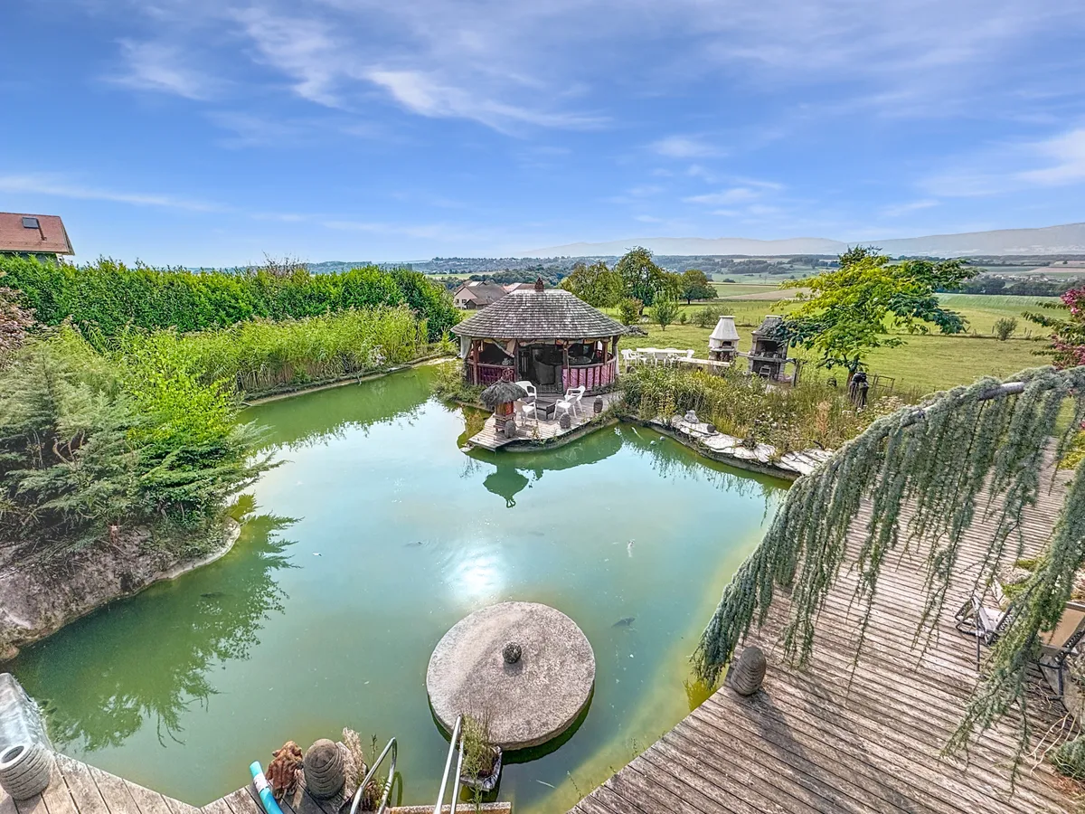 Garten mit Teich und Pavillon