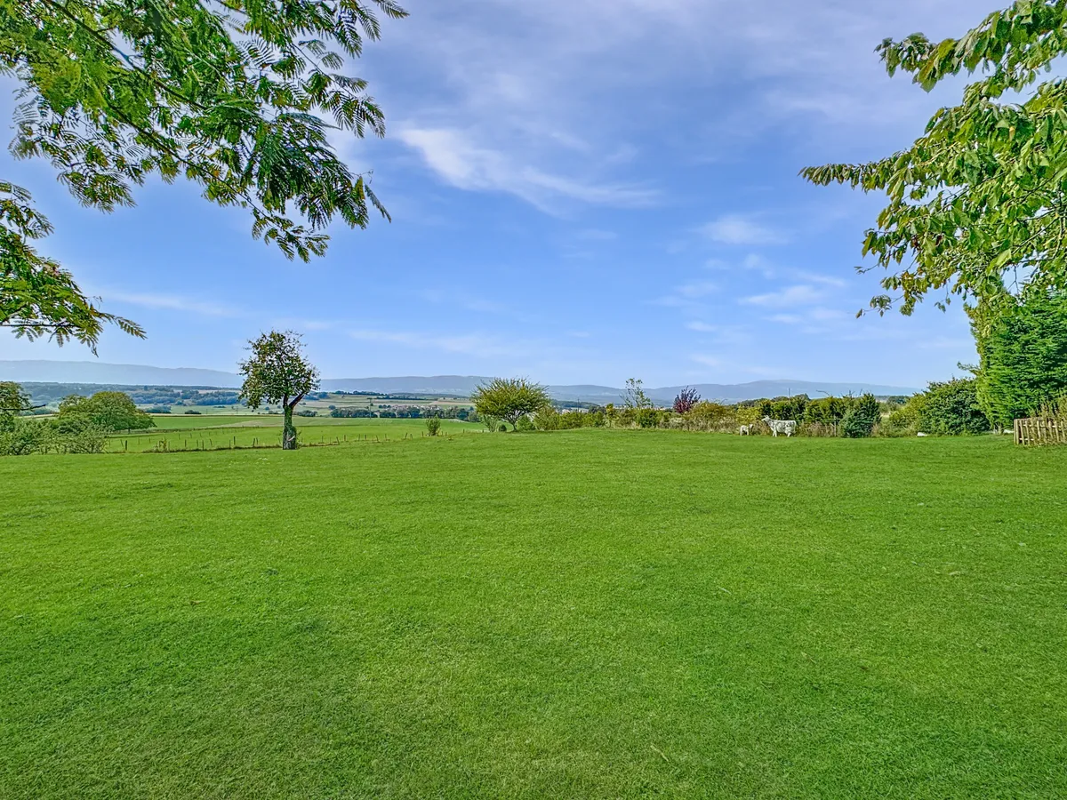 Weite Grünfläche mit Panoramablick
