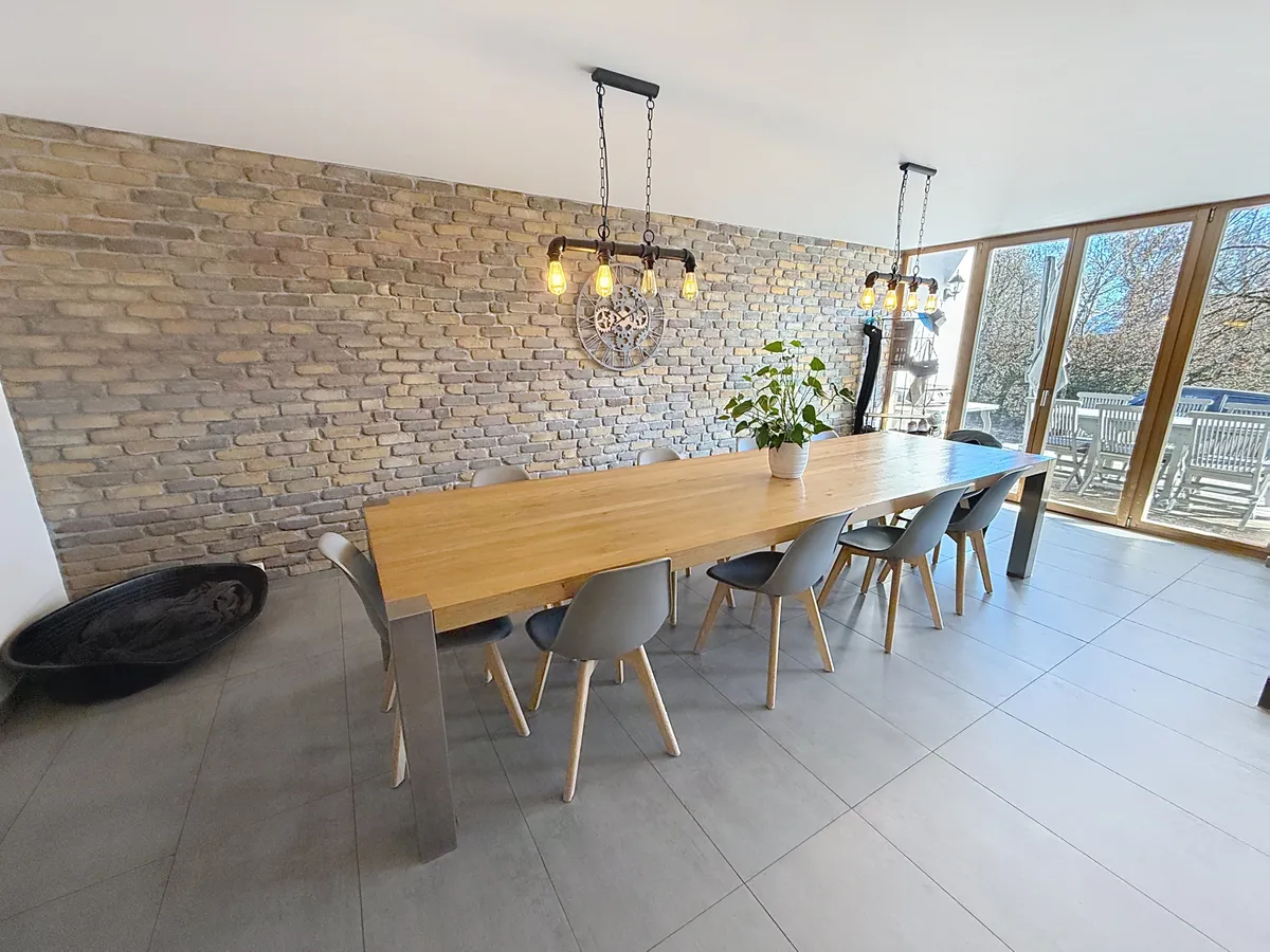 Esszimmer mit großer Schiebetür zur Terrasse