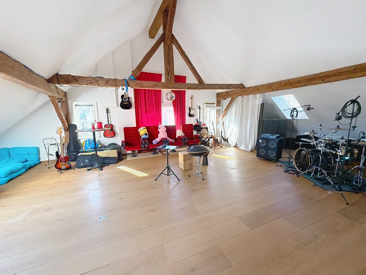Großer Dachraum mit Musik-Setup