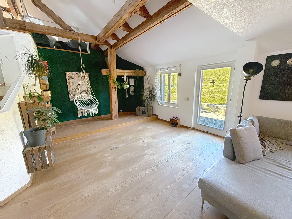 Heller Wohnraum mit sichtbaren Holzbalken