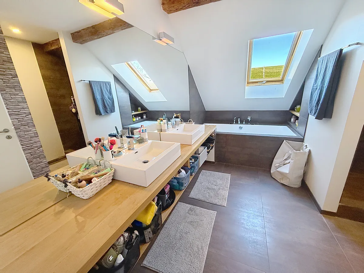 Modernes Badezimmer mit Dachfenstern und Doppelwaschtisch