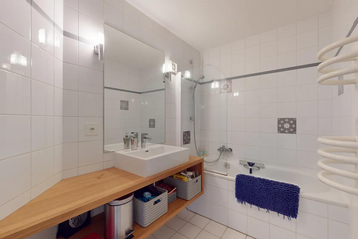 Badezimmer mit Badewanne und Waschtisch