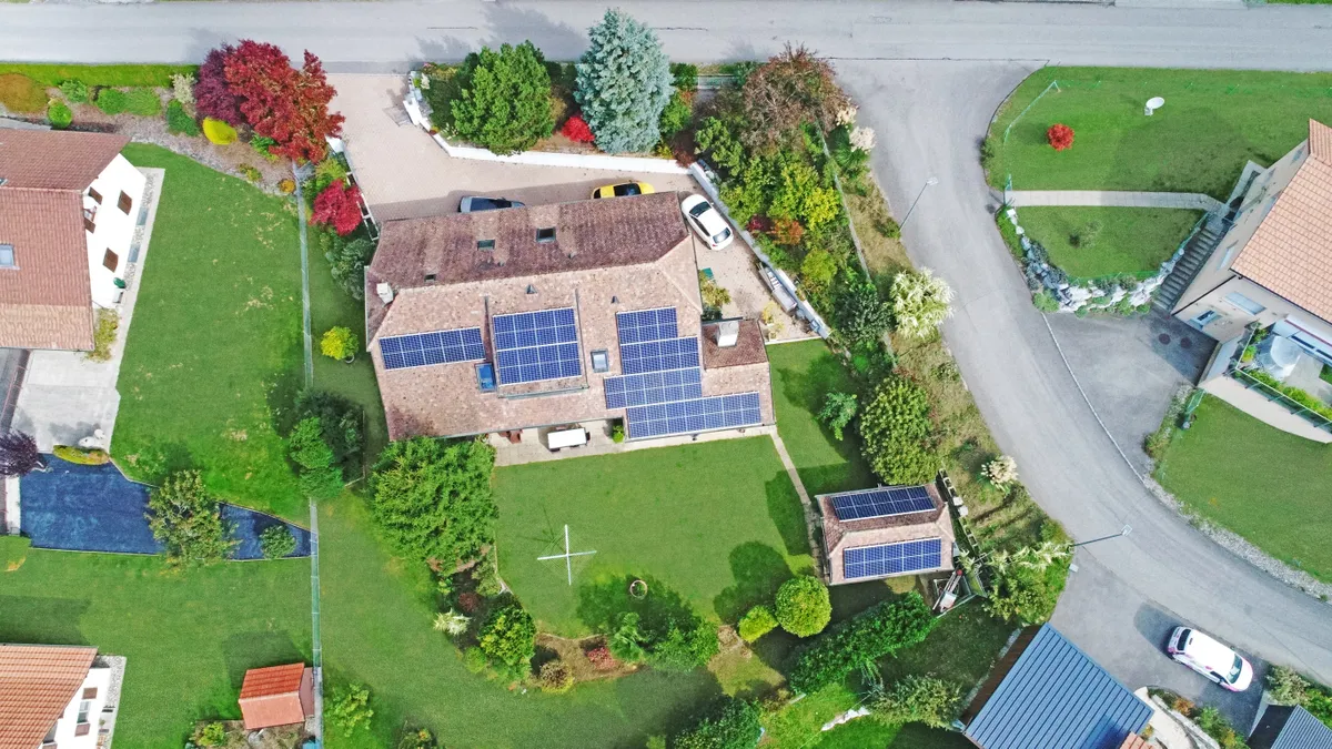Luftaufnahme eines Wohnhauses mit Solaranlage