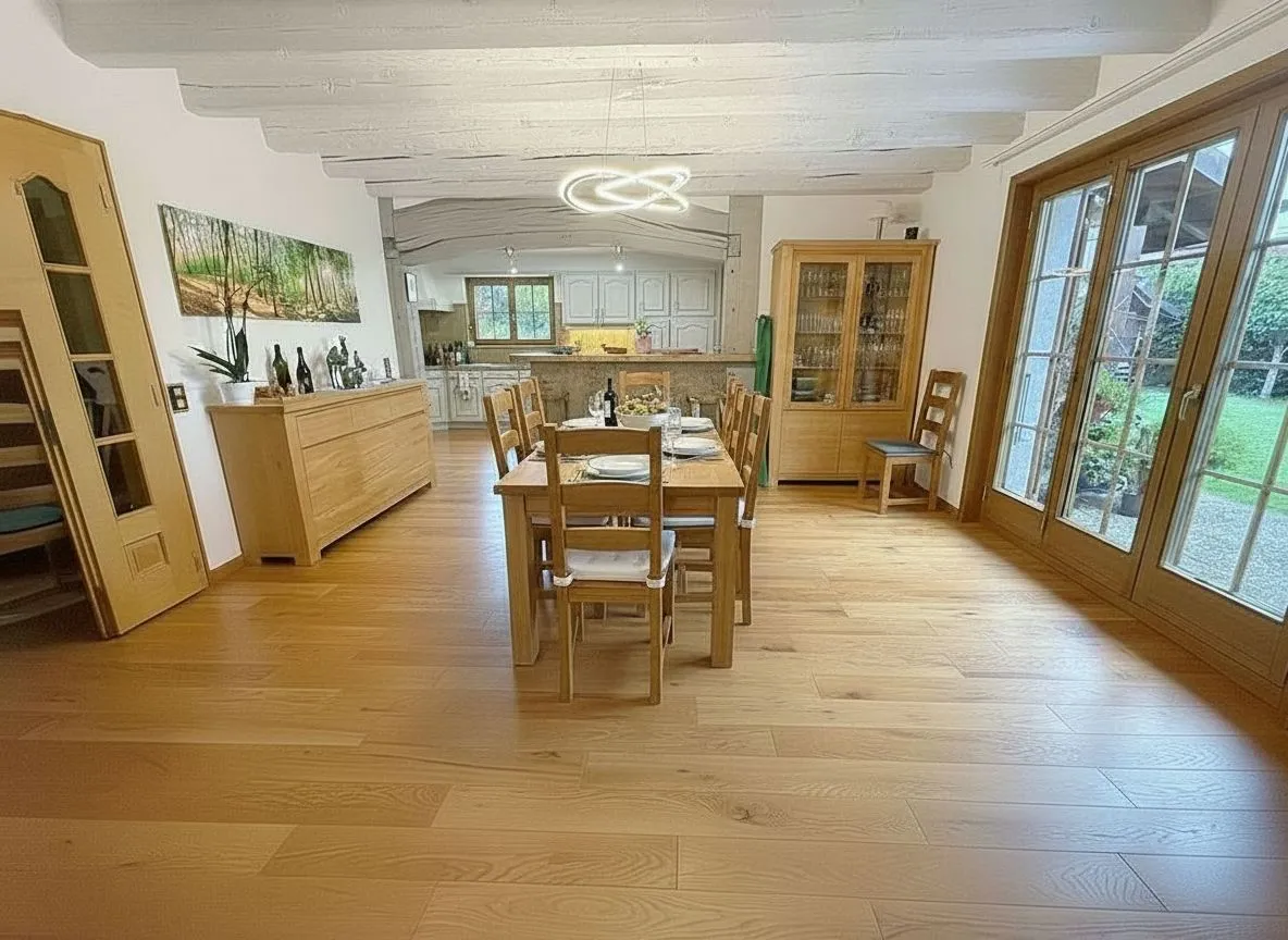 Essbereich mit offener Küche und Blick in den Garten