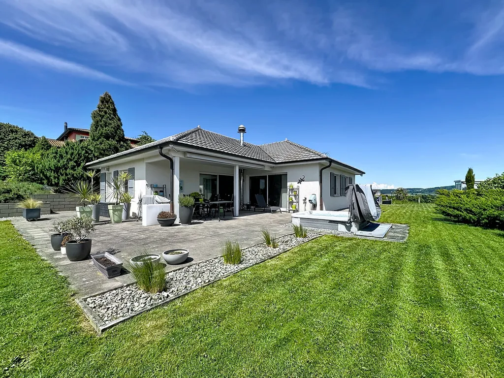 Moderner Bungalow mit großer Terrasse und Garten