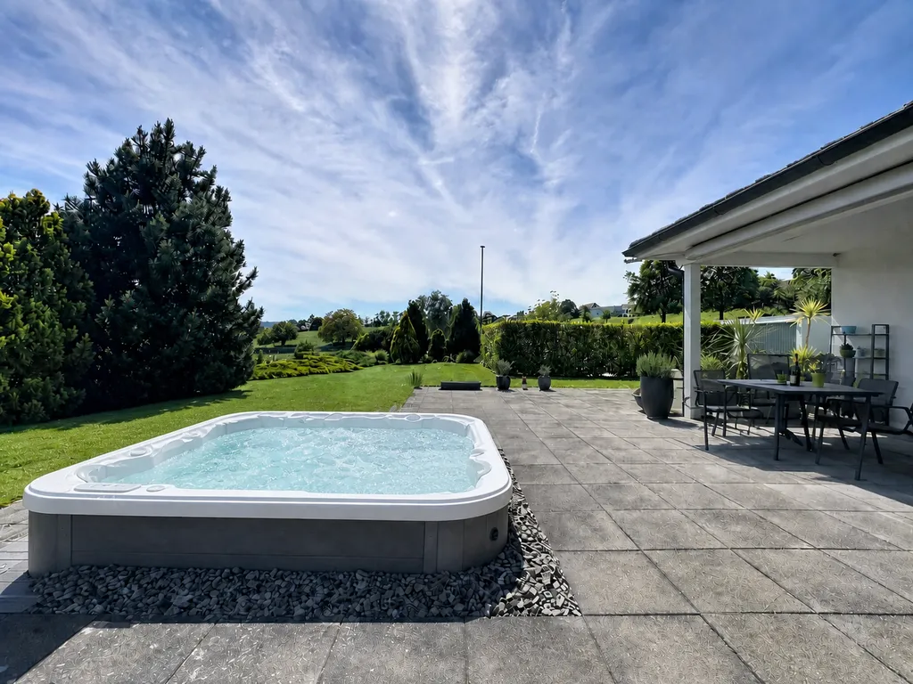 Garten mit Whirlpool und Terrasse