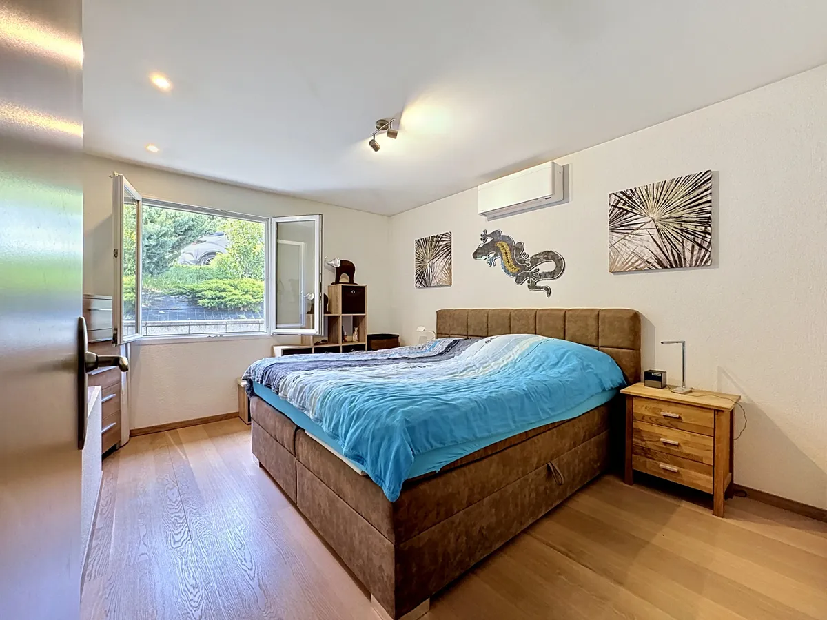 Schlafzimmer mit offenem Fenster