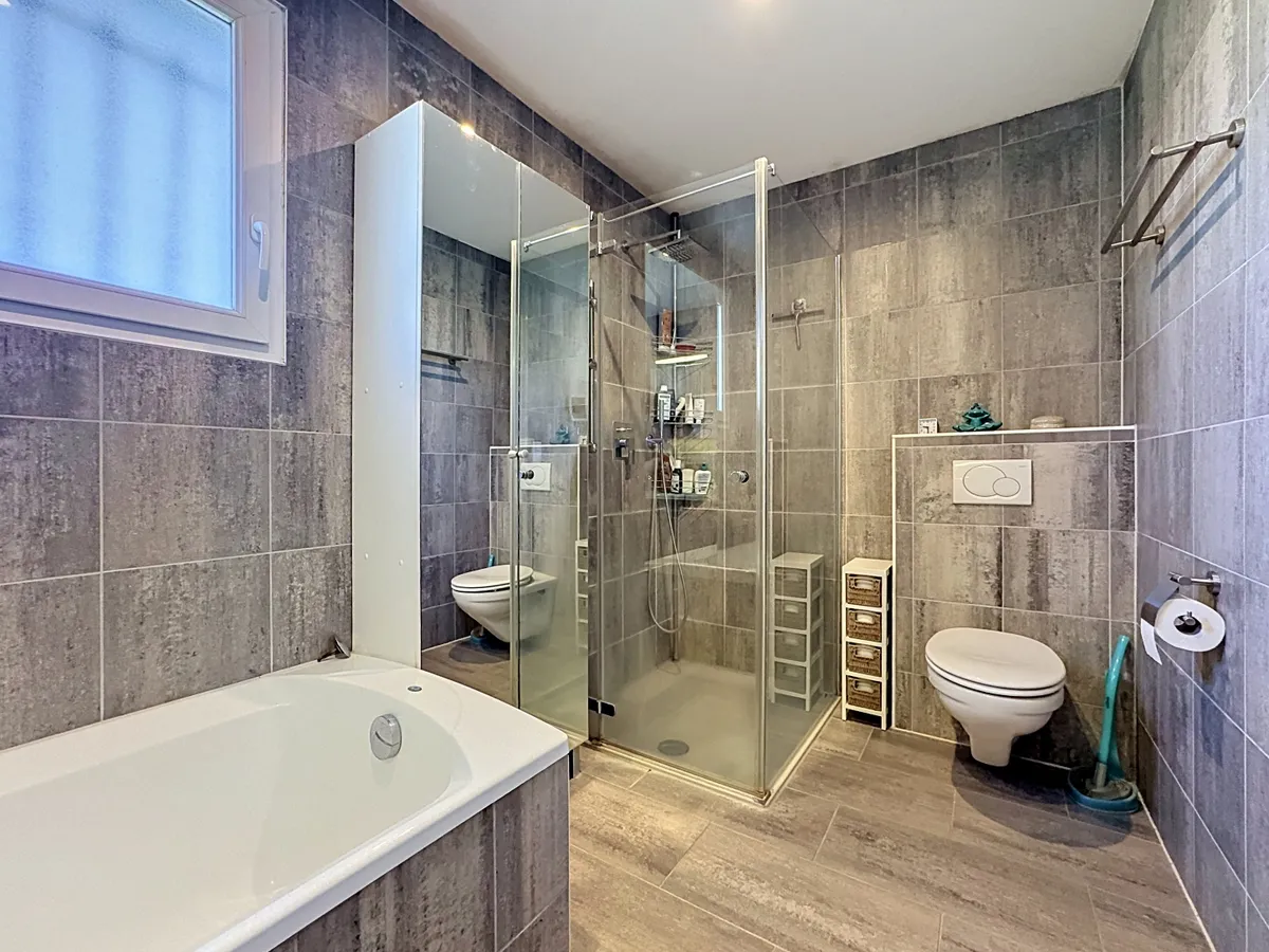 Modernes Badezimmer mit Wanne, Dusche und WC