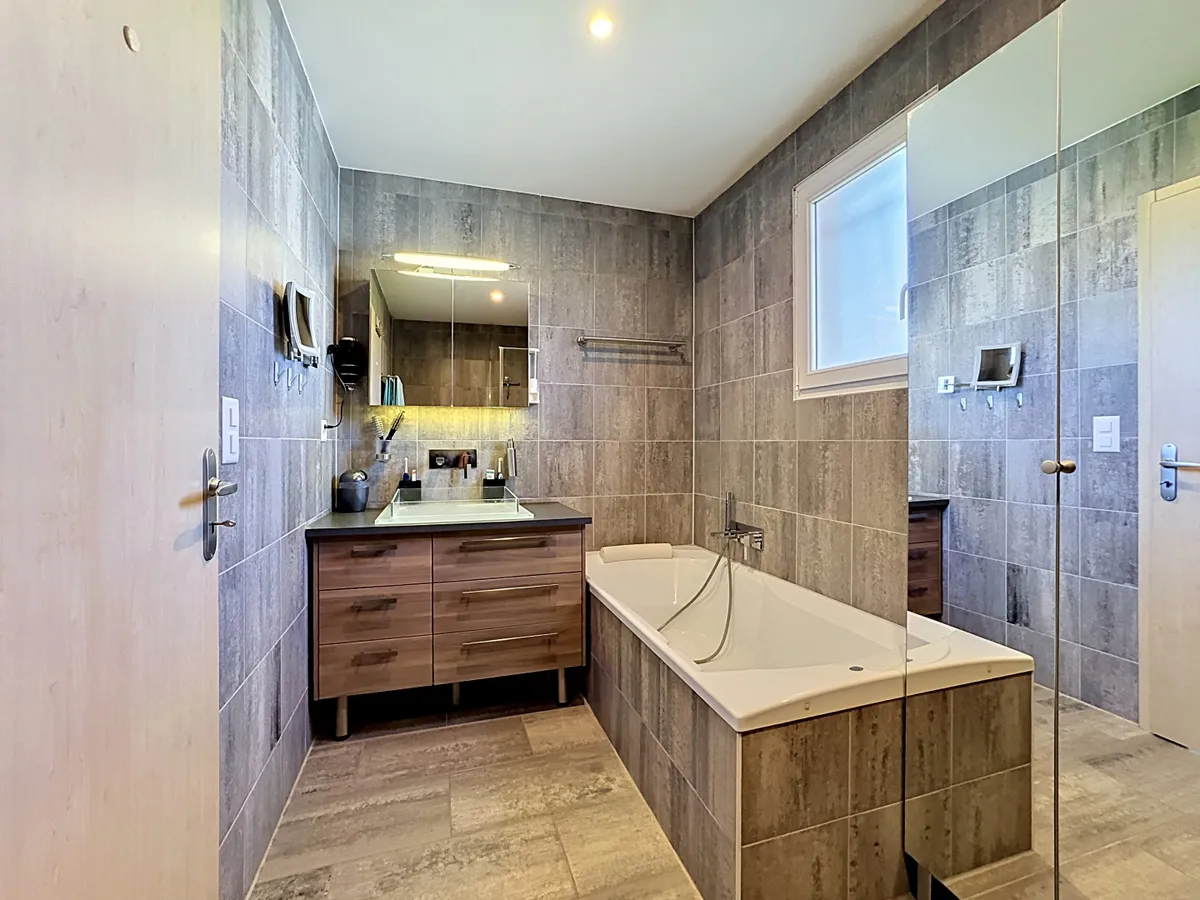 Modernes Badezimmer mit Badewanne und Waschtisch