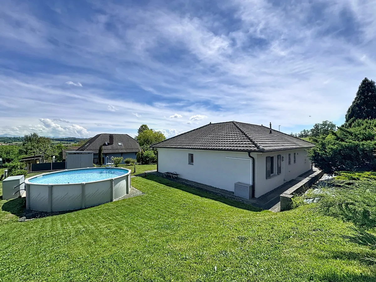 Haus mit Pool und großem Garten