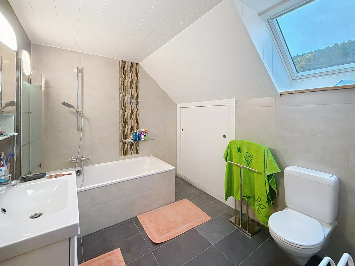 Modernes Badezimmer mit Dachfenster
