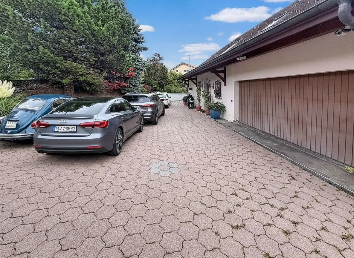 Außenansicht einer Einfahrt mit Garage