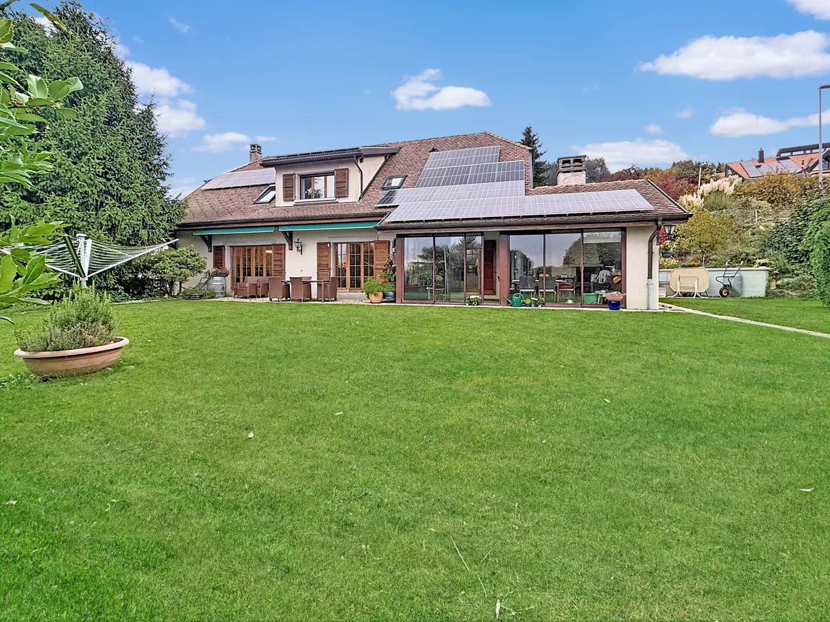 Gartenansicht eines Hauses mit Solardach