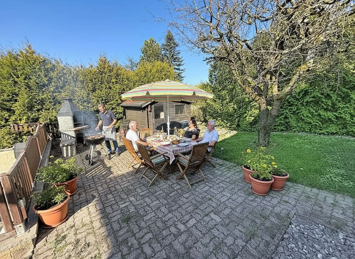 Gartenterrasse mit Grill und Esstisch
