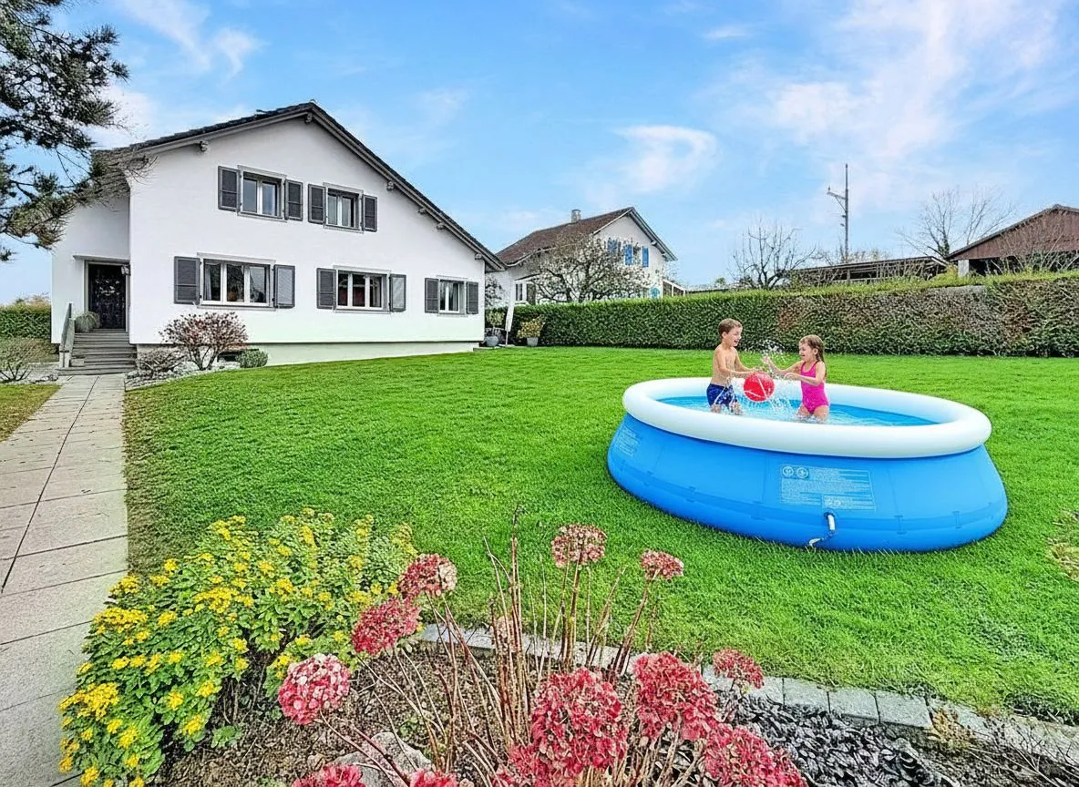 Garten mit Aufstellpool vor Einfamilienhaus