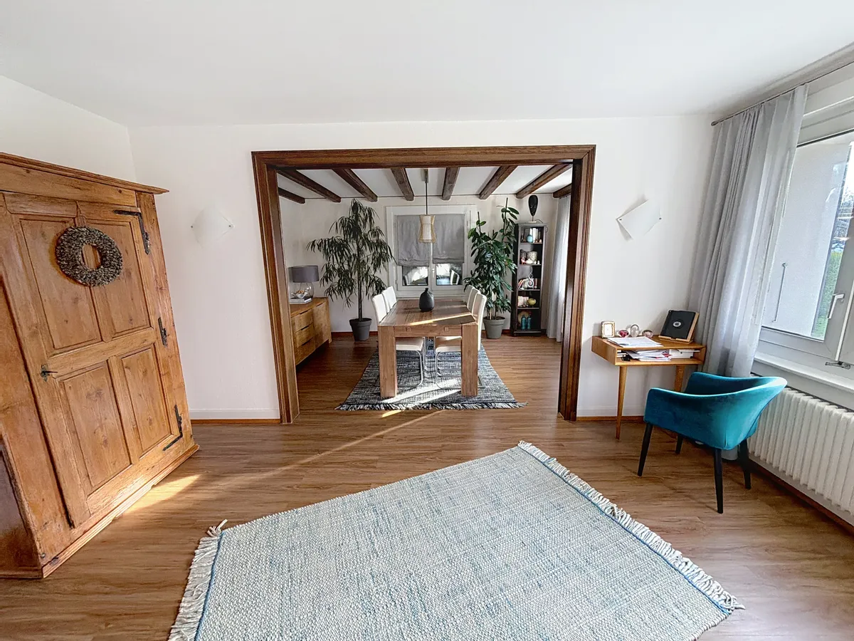 Helles Esszimmer mit Holzbalkendecke
