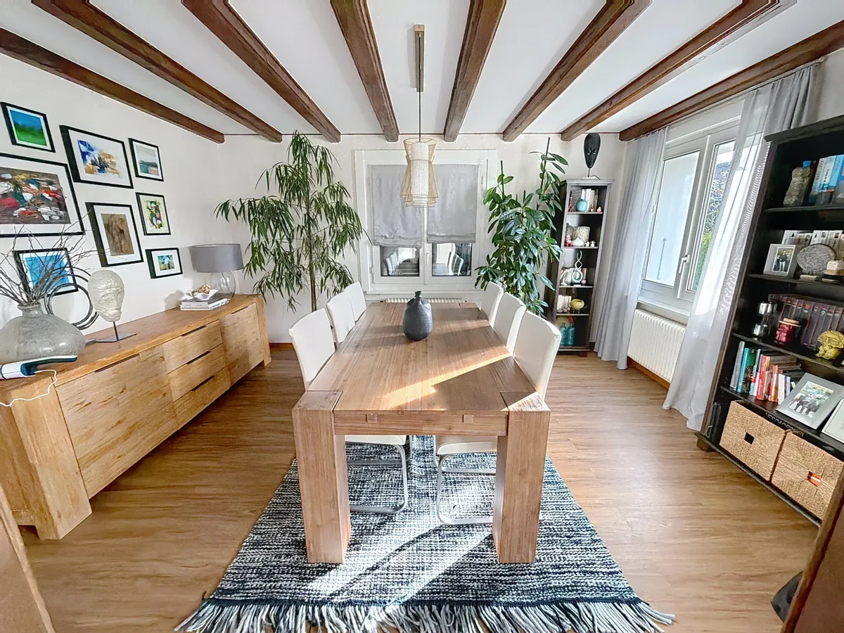 Esszimmer mit Holzbalkendecke
