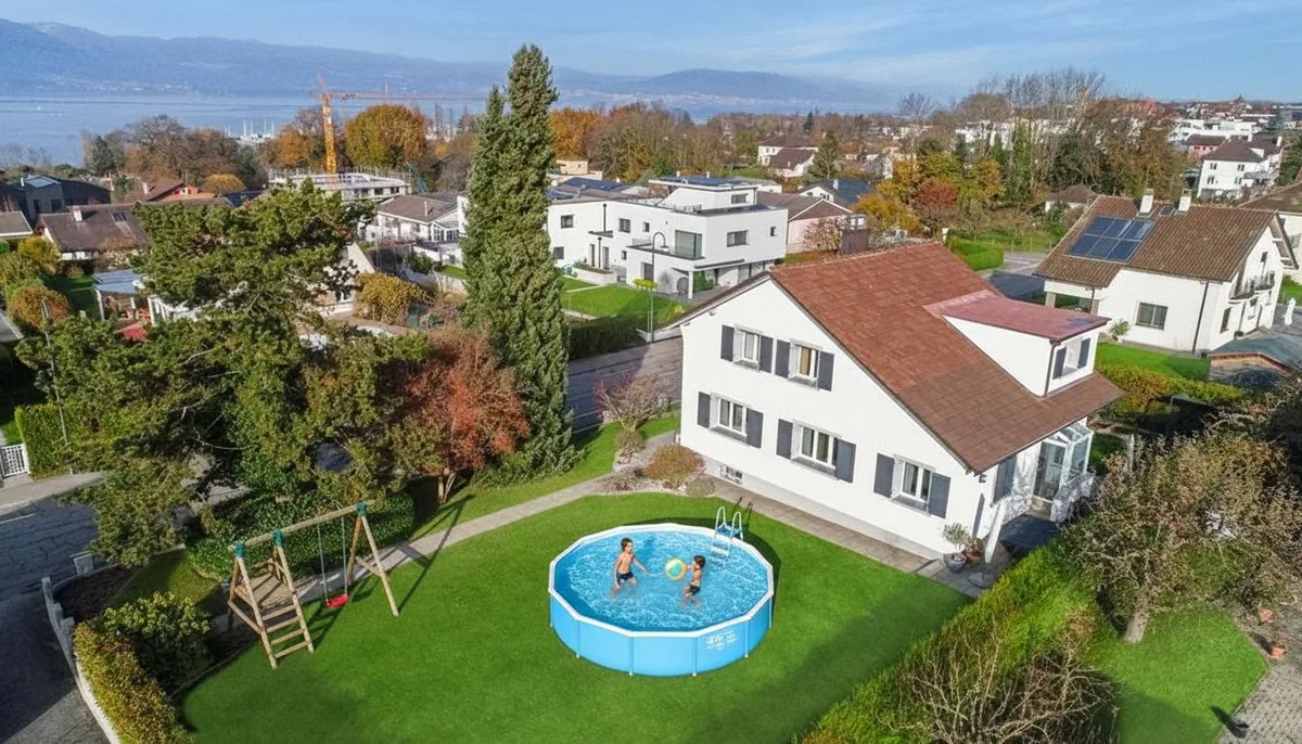 Luftaufnahme eines Einfamilienhauses mit Garten und Pool