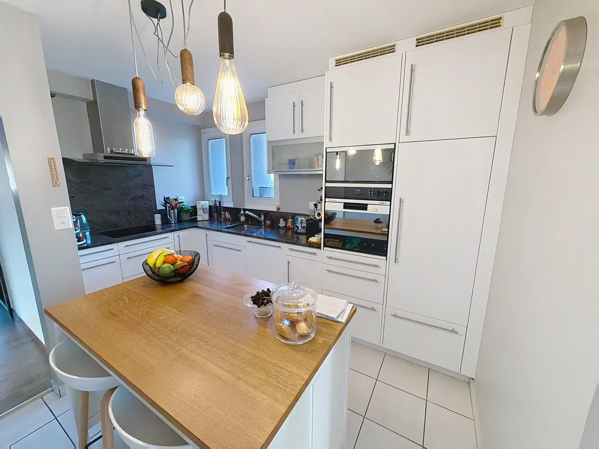 Moderne Küche mit Kochinsel und hohen Schränken