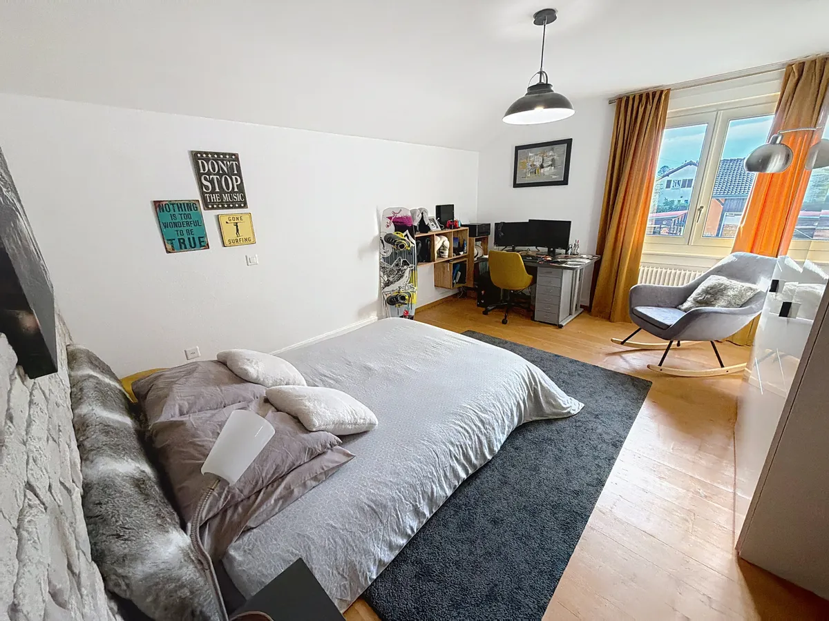 Helles Schlafzimmer mit Arbeitsplatz