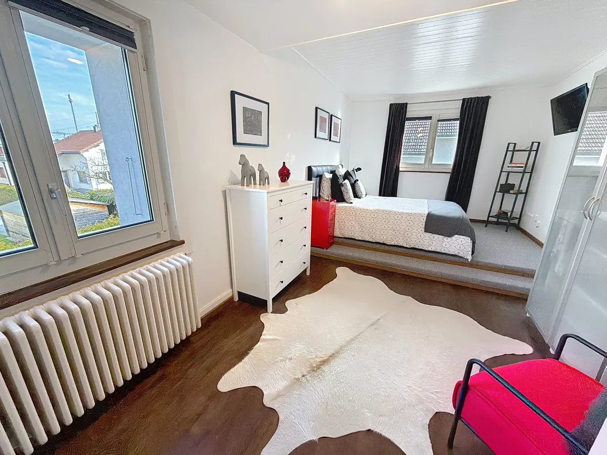 Helles Schlafzimmer mit Stufe und Blick ins Freie