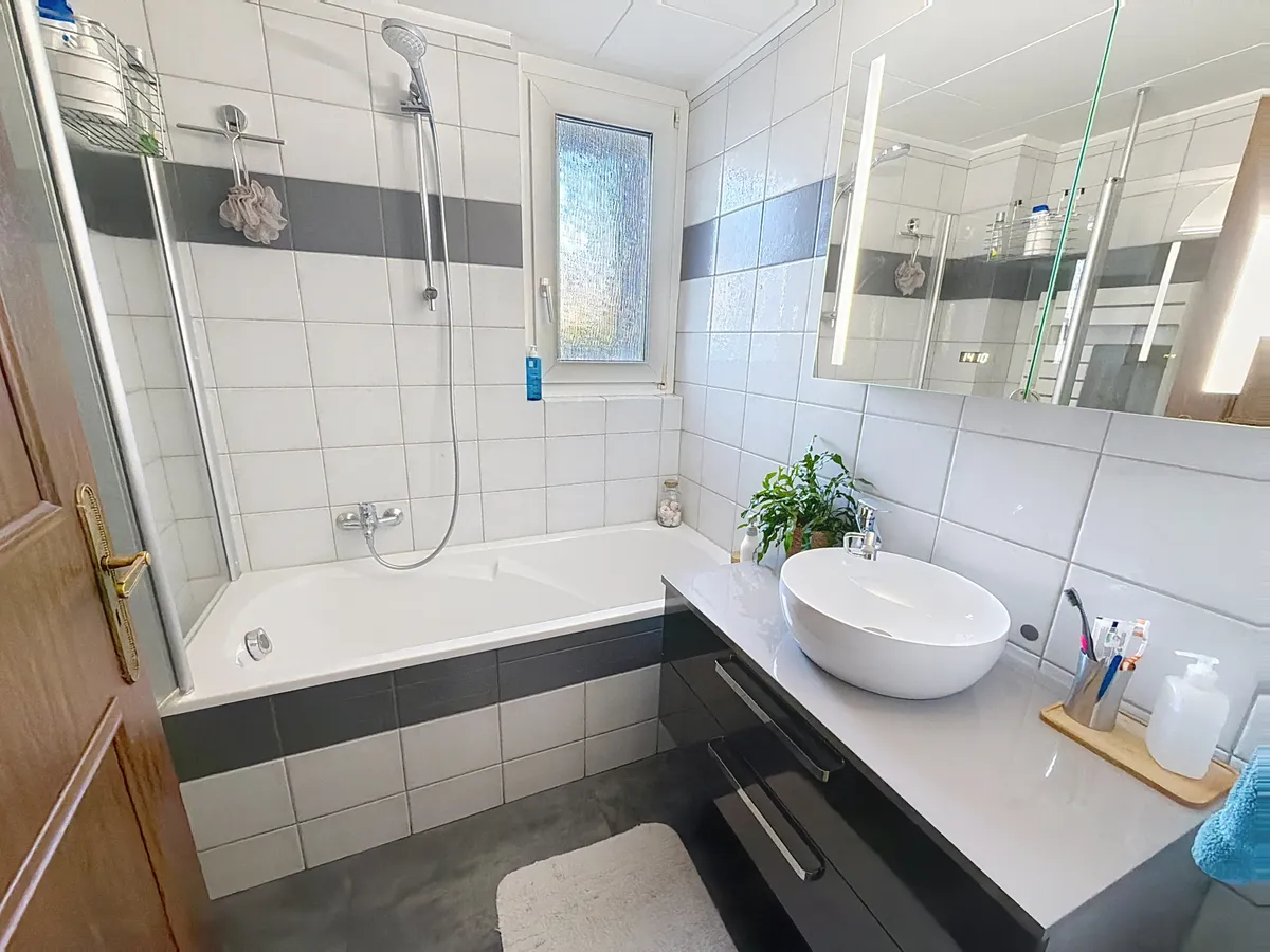 Modernes Badezimmer mit Wanne und Waschtisch