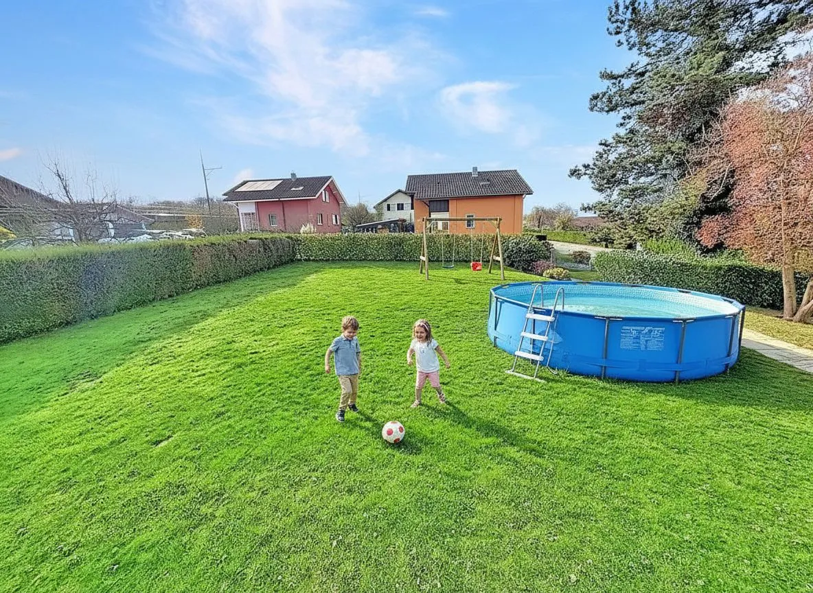Garten mit Pool und Spielbereich