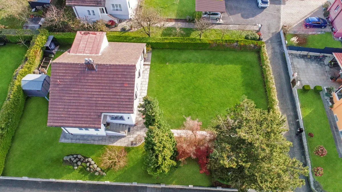 Luftaufnahme eines Einfamilienhauses mit großem Garten