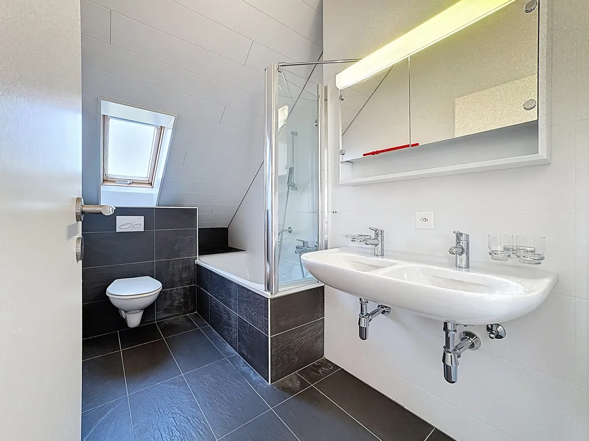 Modernes Badezimmer im Dachgeschoss