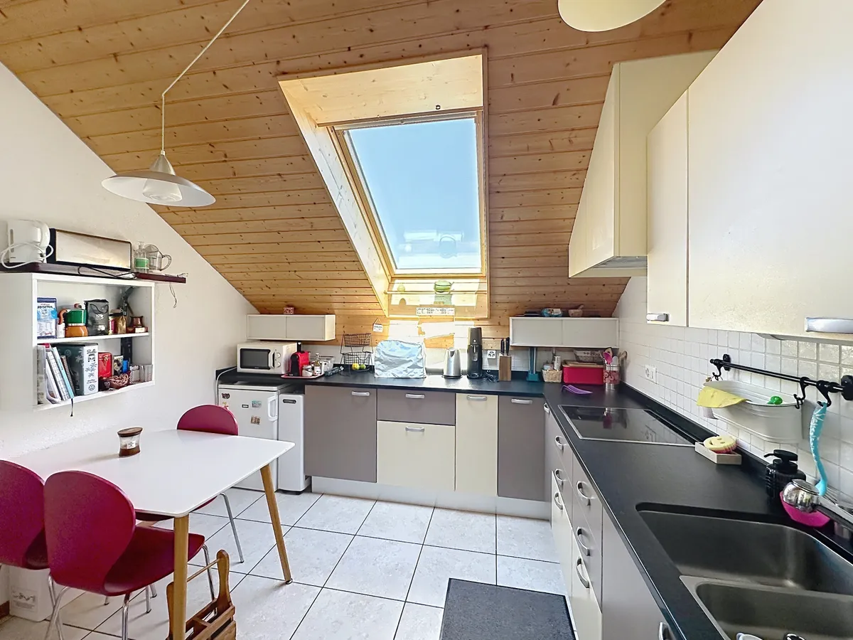 Dachgeschossküche mit Dachfenster