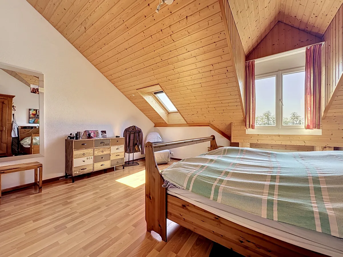 Dachgeschoss-Schlafzimmer mit Holzverkleidung