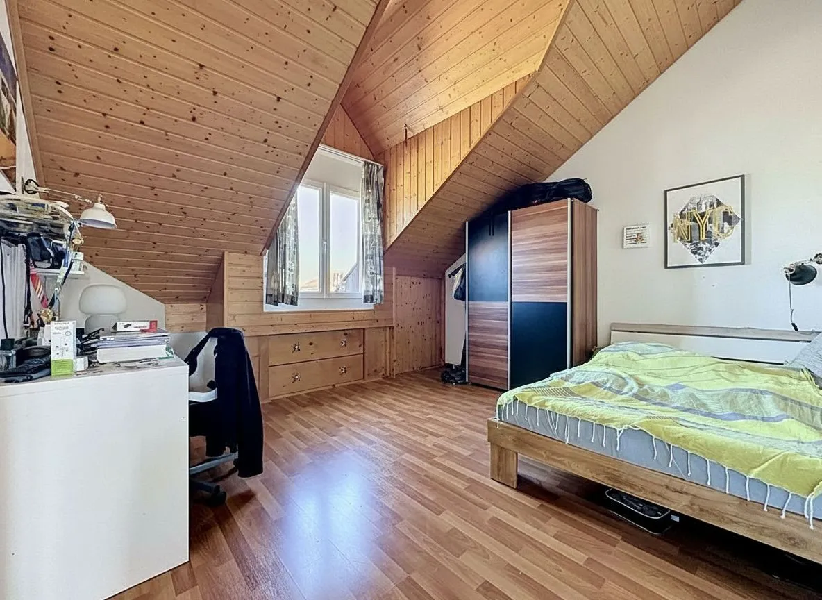 Dachgeschoss-Schlafzimmer mit Holzverkleidung