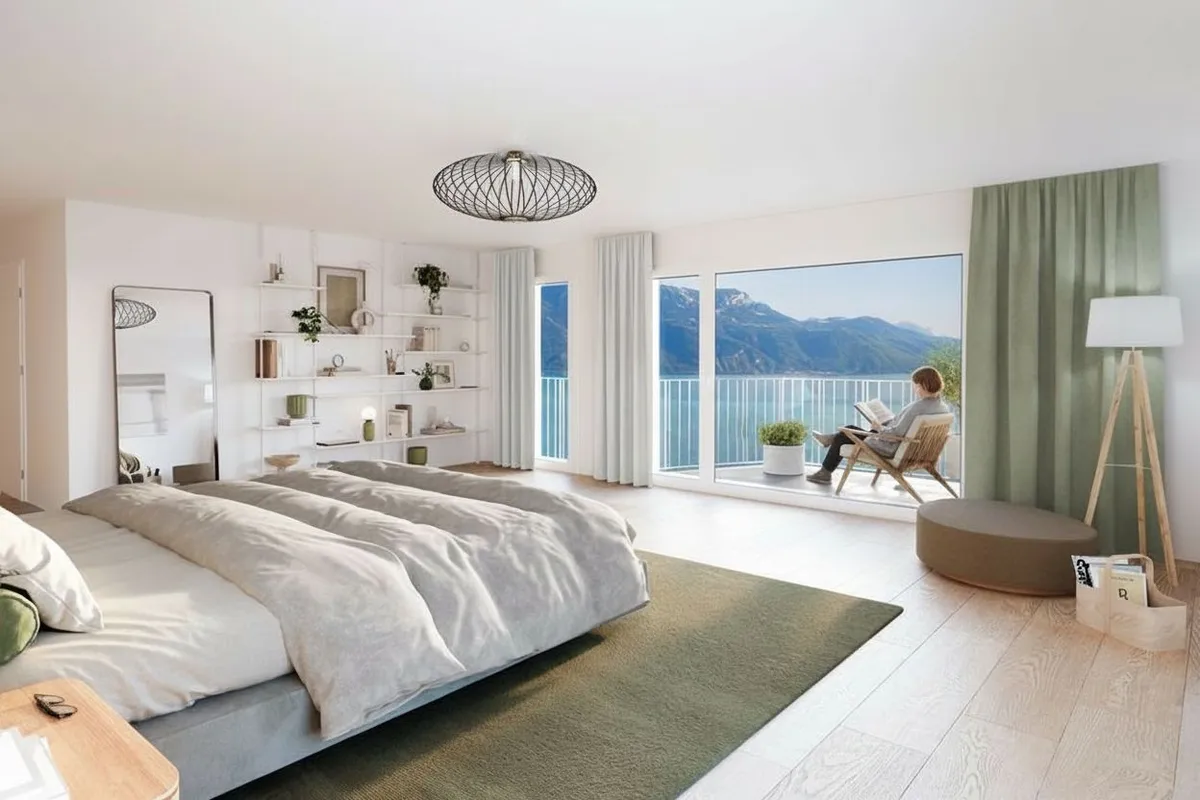 Helles Schlafzimmer mit Balkonblick