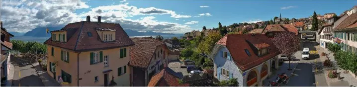 Panoramablick über Wohnhäuser am Hang mit Meerblick