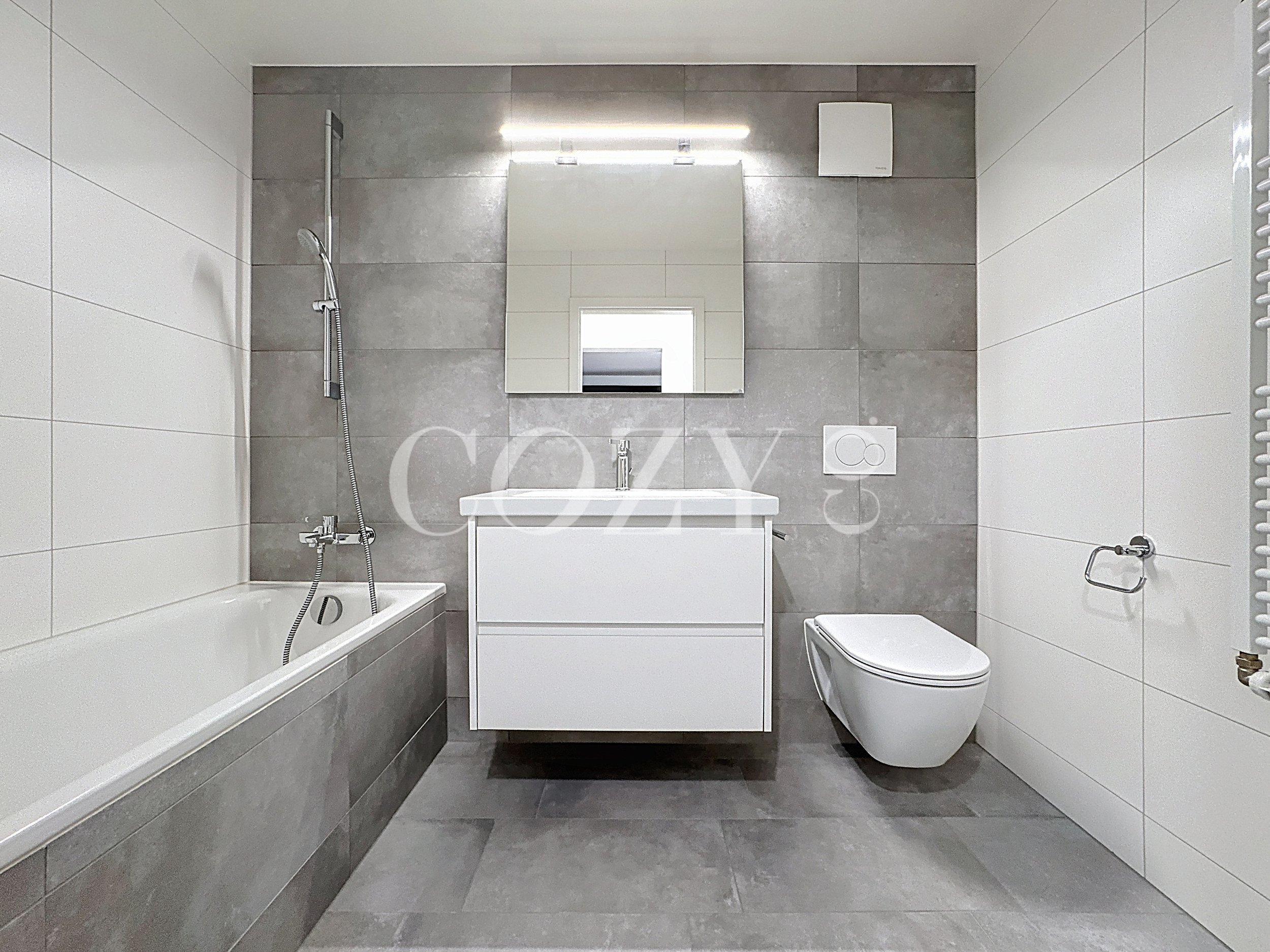 Modernes Badezimmer mit Badewanne, Waschtisch und wandhängendem WC
