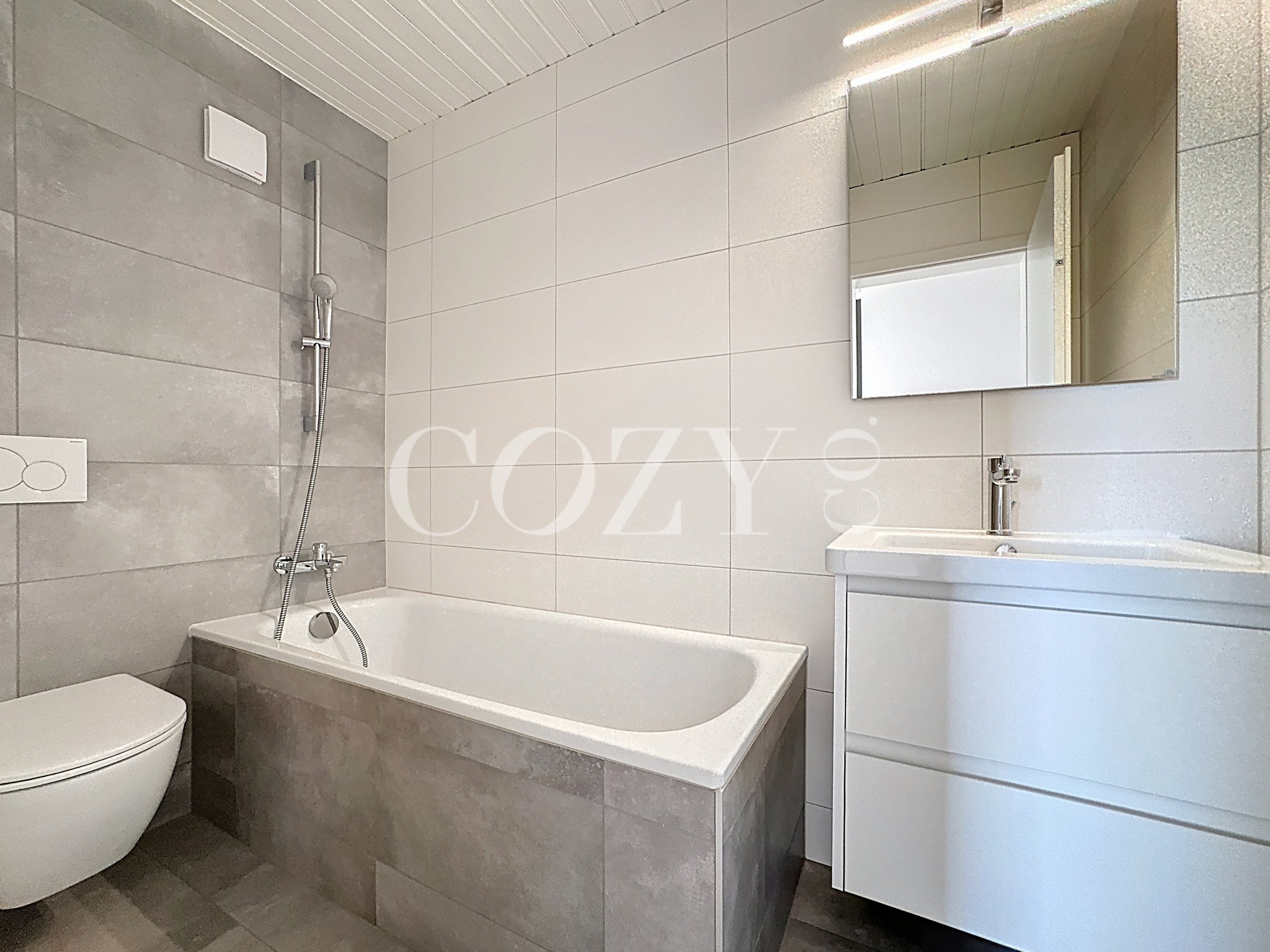 Modernes Badezimmer mit Badewanne und Waschtisch