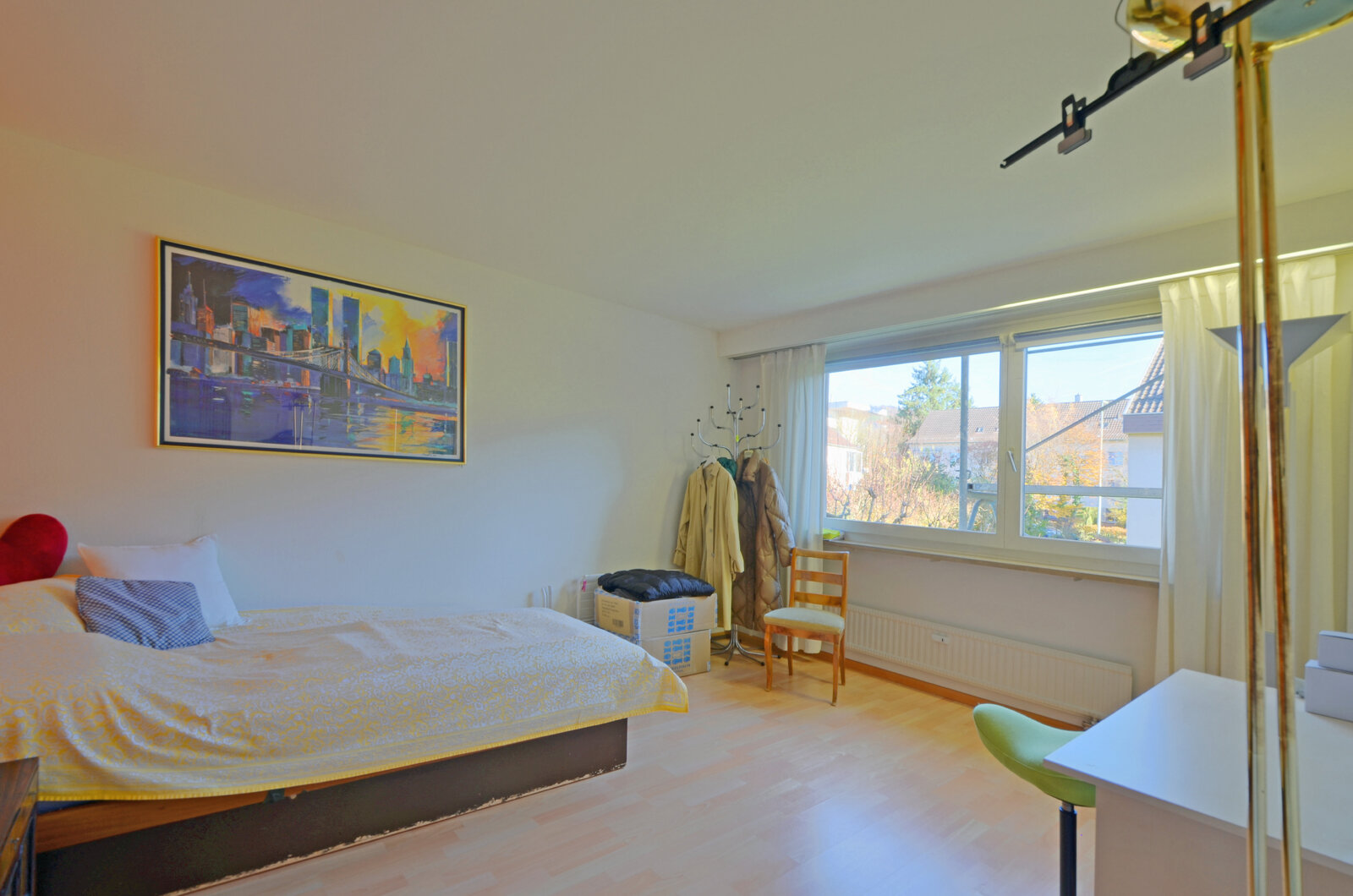 Helles Schlafzimmer mit großem Fenster