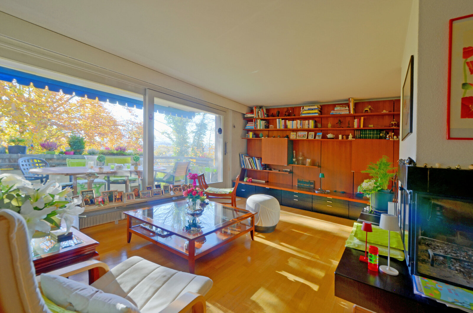 Helles Wohnzimmer mit Balkonblick