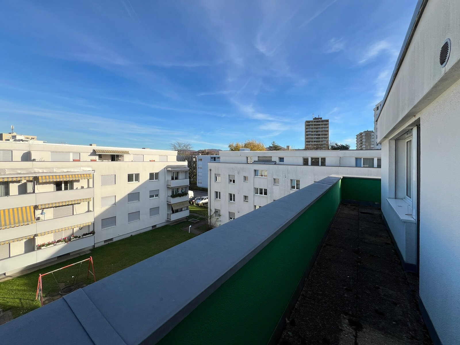 Balkon mit Blick auf Wohnanlage