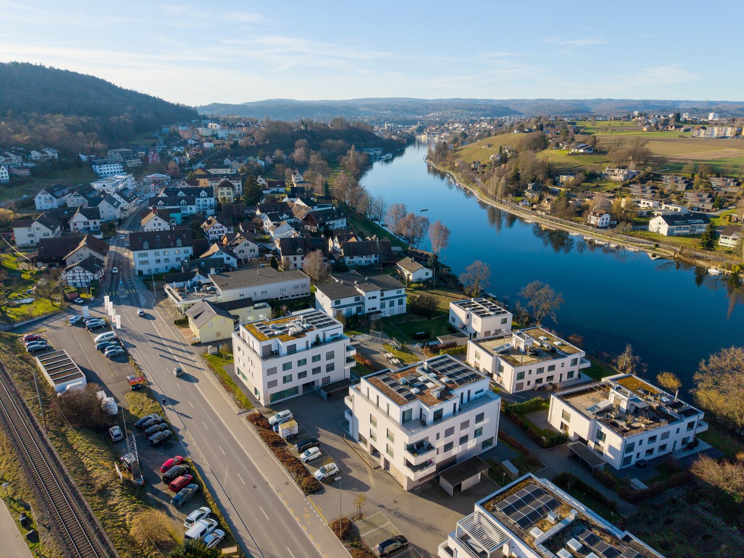 Luftaufnahme eines Wohngebiets am Fluss