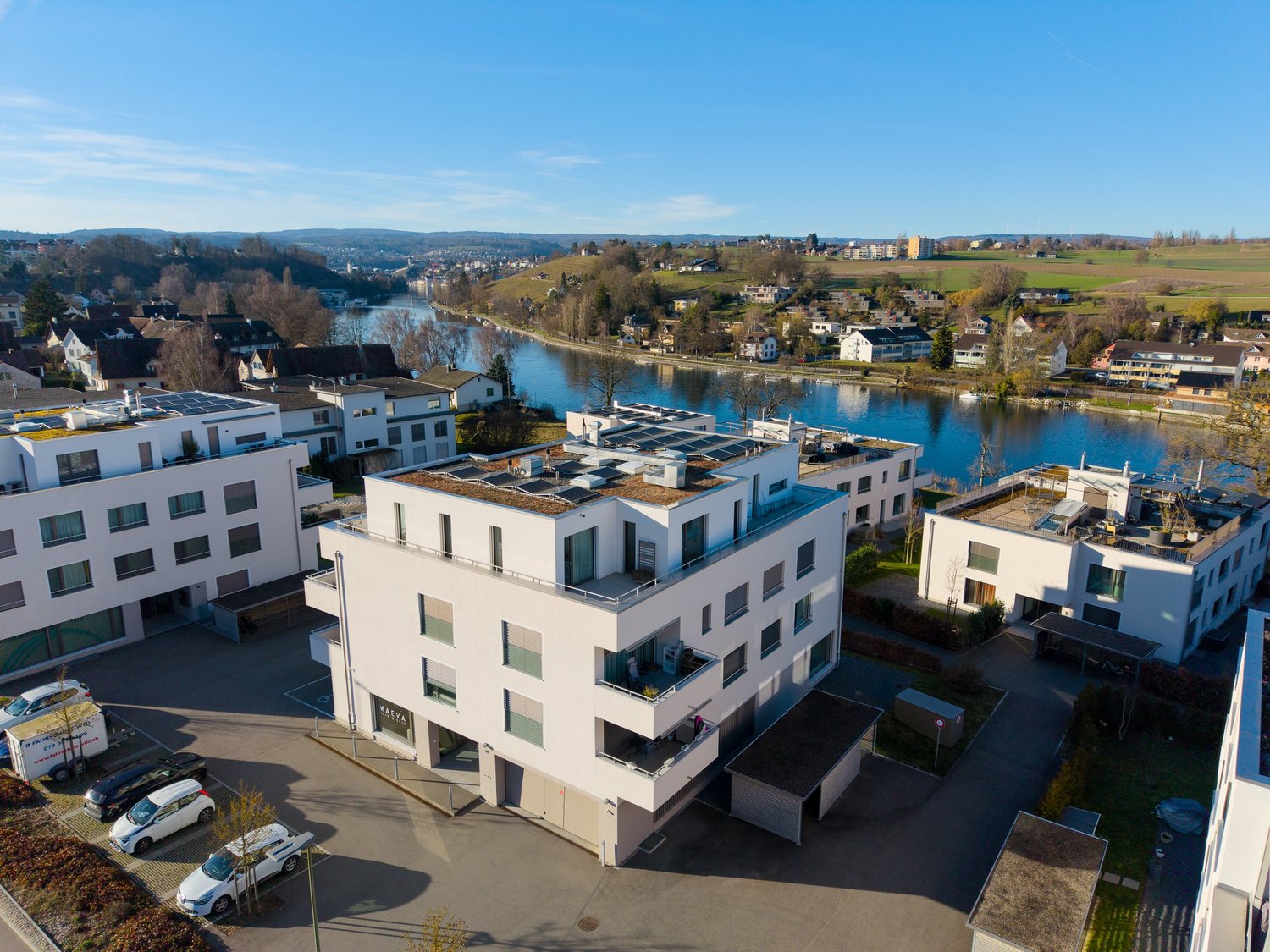 Moderne Wohnanlage am Flussufer