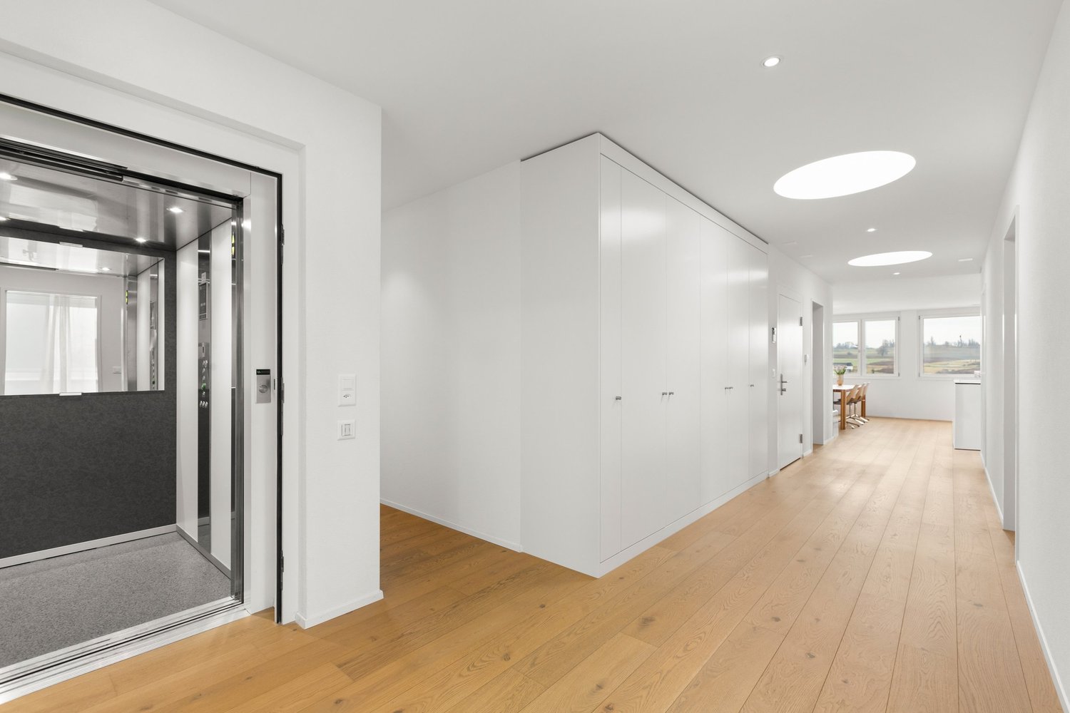 Heller moderner Flur mit Aufzug und Einbauschrank