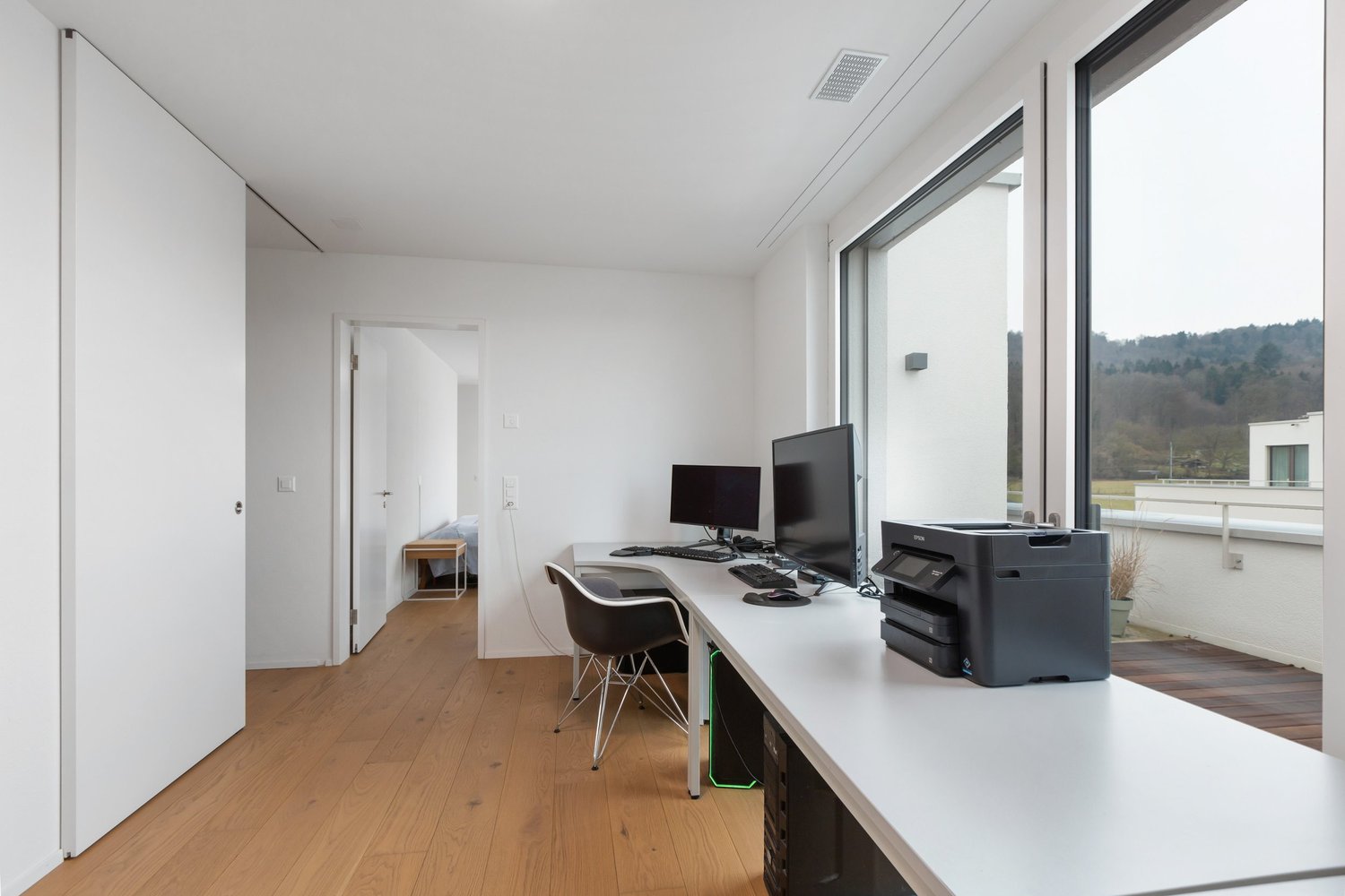 Modernes Arbeitszimmer mit Ausblick
