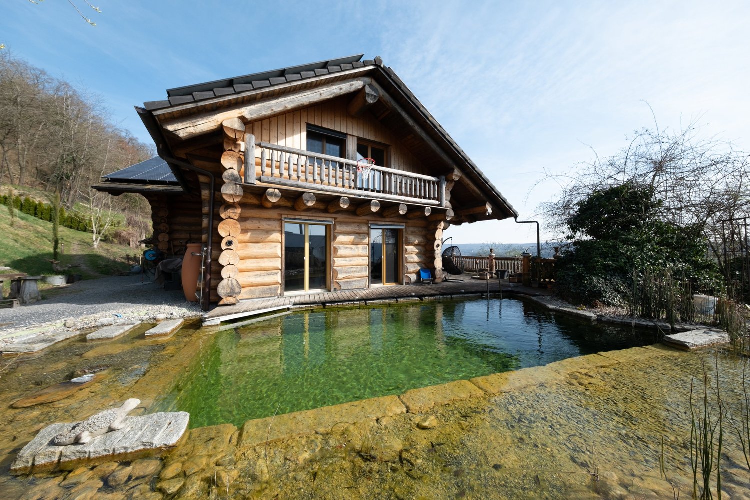 Blockhaus mit Naturpool