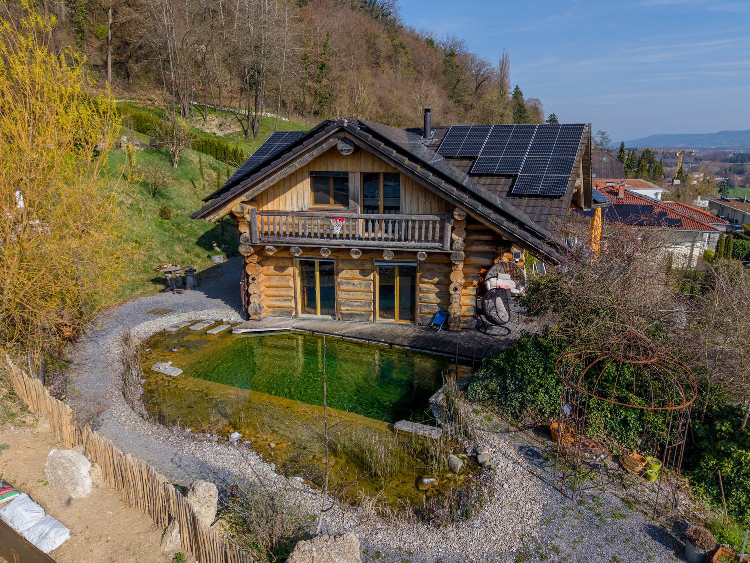Holzchalet mit Naturgarten und Teich