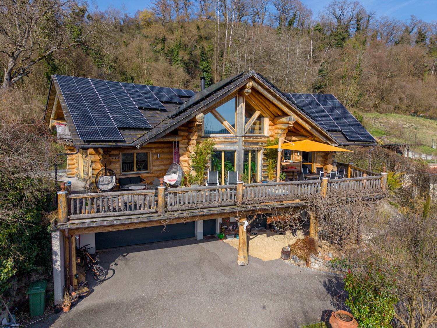 Holzchalet mit Solardach und Terrasse