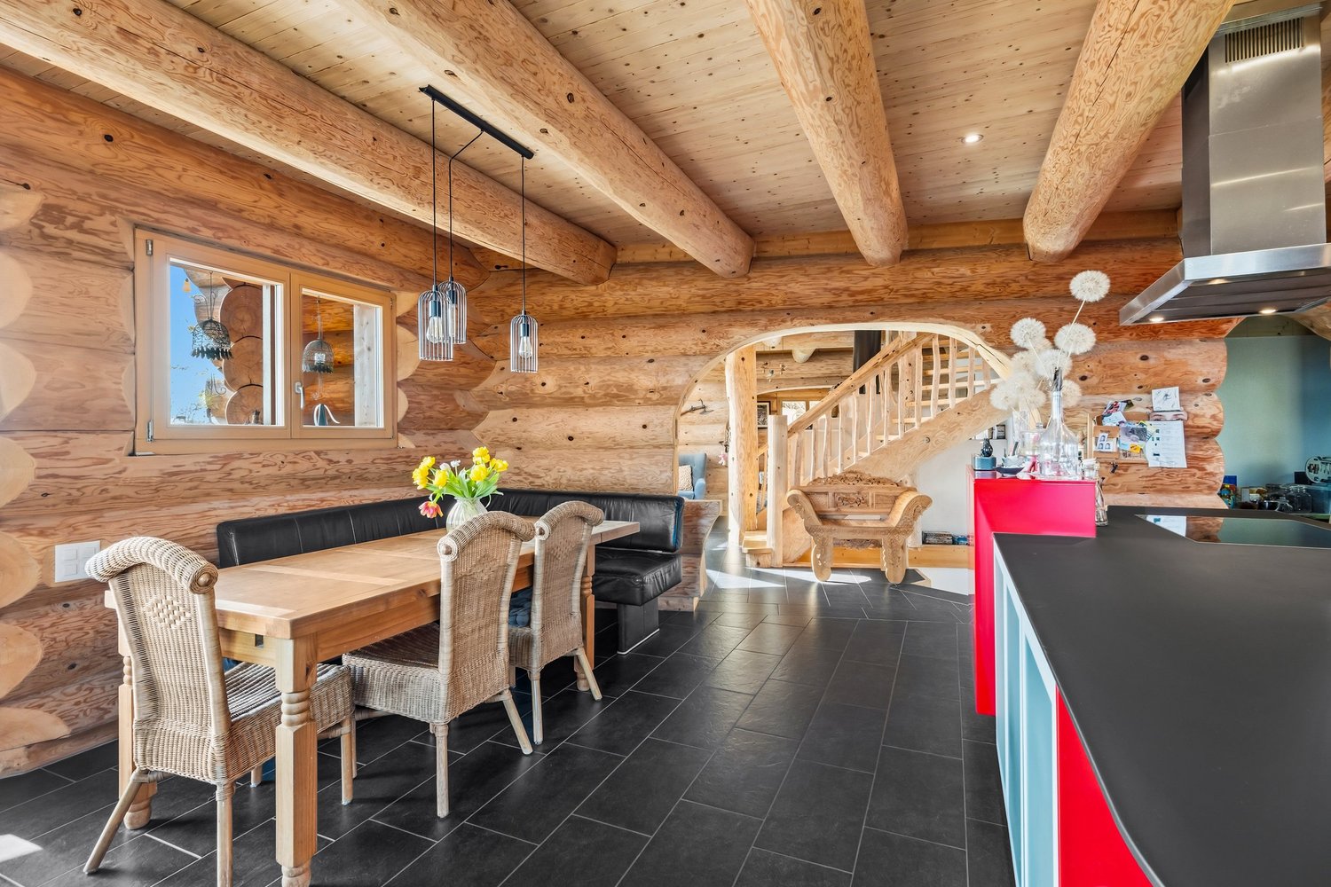 Rustikale Wohnküche mit Holzblockwänden